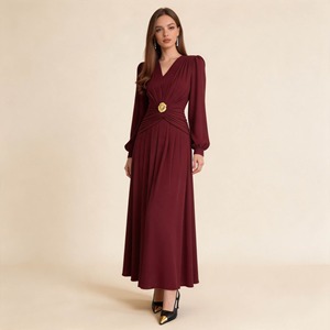 Robe longue de soirée formelle en satin bordeaux pour femme, col en V, manches classiques, infroissable, avec anneau métallique à la taille, pour demoiselle d'honneur et mariage - Product Image 1