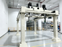 Robot portique à poutre longue portée personnalisé pour la manutention et le positionnement automatiques sans pilote de fûts de liquides