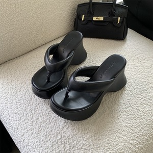 รองเท้าแตะแบบหนีบพื้นสูงสไตล์ฝรั่งเศส รุ่นใหม่ปี 2026 สำหรับผู้หญิง วัสดุ PU เหมาะสำหรับใส่ไปทะเล - Product Image 4