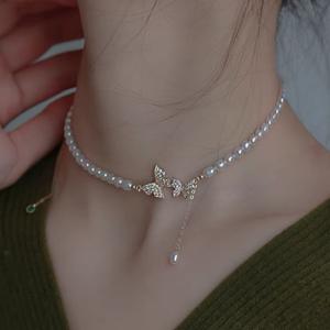 Collier de luxe rétro élégant pour femme Wenchi avec pendentif papillon et chaînes de perles d'eau douce naturelles – Sensation de niche chinoise - Product Image 2