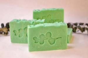 Savon artisanal à l'eucalyptus pour le corps, pour peaux sensibles, fabriqué à froid pour un nettoyage quotidien doux - Product Image 6