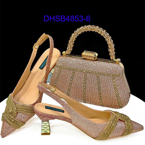 Scarpe da festa nigeriane con borsa abbinata, set di scarpe e borsa italiane da donna con finiture brillanti, borsa da sera a mano e décolleté a punta - Product Image 5