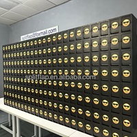 Señal de horario de tren con solapa dividida a la antigua