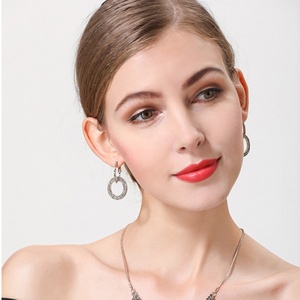 Boucles d'oreilles pendantes <span class=keywords><strong>glamour</strong></span> à cercles entrelacés, boucles d'oreilles à double anneau en cristal étincelant pour les occasions de soirée, manchettes d'oreille tendance - Product Image 2