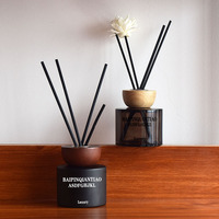Bouteille diffuseur d'arômes en verre rond noir mat 100ml 120ml en stock, bouteille d'aromathérapie sans flamme avec bouchon et bâtonnets en bois