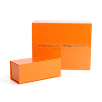Boîte cadeau en carton rigide orange avec logo personnalisé, fermeture magnétique et insert en mousse