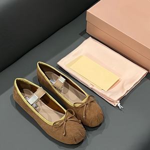 Zapatos Planos de Mujer MIU Otoño 2025, Diseño de Ballet con Punta Redonda, Bordado con Cinta en Terciopelo, Diseño de Lujo Personalizado - Product Image 2