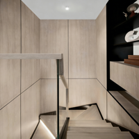 Escalier intérieur en spirale de haute qualité, garde-corps en verre, design moderne, acier, bois, pierre naturelle, installation en DIY pour appartement, hall