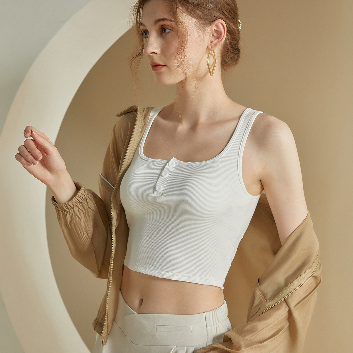 Women's High Quality Crop Top Built-In Bra Square Neck Tank Top Casual Active Fashion Short Sleeveless Camisole Button Wholesale