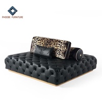 Canapés Chesterfield capitonnés en cuir véritable au style audacieux et impactant avec motifs d'animaux sauvages