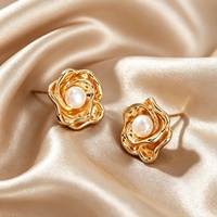 Boucles d'oreilles clous en forme de rose non personnalisées, en or blanc K / doré + perle blanche