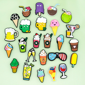 Decorazioni per scarpe in PVC 2D a tema bevande estive, birra e cocktail, all'ingrosso, per sandali con fori e zoccoli da giardino - Product Image 1