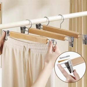 Cintres à pantalons en <span class=keywords><strong>bois</strong></span> avec crochet pivotant à 360°, support antidérapant pour jupes et pinces, design peu encombrant pour une utilisation dans la garde-robe - Product Image 1