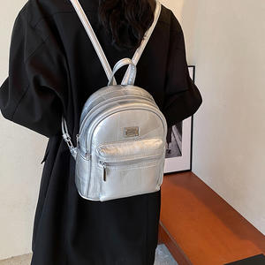 Sac à dos simple en cuir argenté avec bretelles confortables, un must-have pour les voyages de loisirs - Product Image 3