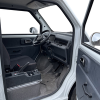 Camion utilitaire électrique blanc robuste et durable, type fourgon à quatre roues, pour la livraison express du dernier kilomètre