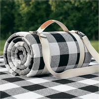 Tapis de pique-nique pliable imperméable à carreaux, couverture de plage épaisse pour le camping en plein air avec sangle de transport portable pour pique-nique