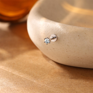 Pendientes de Plata S925 con Moissanita Clásica, Diseño de Borla, Solitario en Forma de Rombo, Triple Hilera de Moissanitas, Parte Posterior Plana, Calibre 16G - Product Image 4