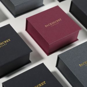 Caja de Joyería Estilo Libro de Vino Tinto con Diseño Personalizado PackSecret, Cierre Magnético con Logotipo Dorado de Alta Calidad para Pendientes y Joyas, Cajas de Regalo - Product Image 4