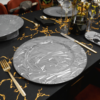 Assiettes de présentation de luxe en plastique PP de 13 pouces, à motifs floraux perlés dorés, pour mariage, personnalisables, durables, vente en gros