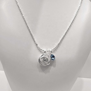 Precio de fábrica, collar con colgante de flor de plata de ley 925, moderno 2026, personalizado, verano, mamá, collares de circonita cúbica - Product Image 1