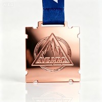 Médaille personnalisée carrée en alliage de zinc rose, gravée au laser avec le logo AVLMMA Mountain, durable, pour les sports de combat et les compétitions.