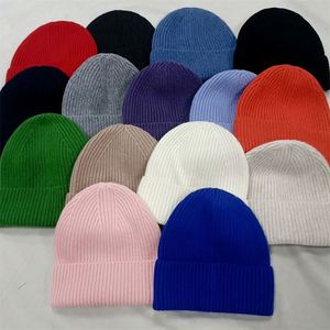 Vente en gros de bonnets en laine de haute qualité pour femmes et hommes, bonnets tricotés chauds pour l'hiver, logo brodé personnalisé - Product Image 1