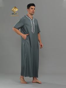 Túnica de oración Al Haramain para hombre, de algodón, cuello en V, manga corta, largo hasta el suelo, gris liso, bordada, corte holgado y modesto, estilo Oriente Medio - Product Image 4