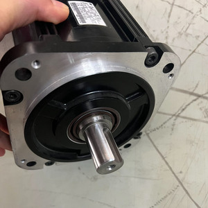 Motor SGMRV-13ANA-YR1D de 1.3KW para Robot - Product Image 1