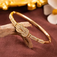 Nouveau Bracelet Trèfle à Quatre Feuilles Porte-Bonheur 2026 pour Femme, Entièrement Sertie de Zircons, Plaqué Or 18K, Design Tendance et Élégant, Bracelet de Luxe, Vente Chaude, Croix