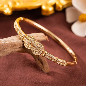 Nuovo Bracciale Portafortuna Quadrifoglio 2025 per Donna, Placcato Oro 18K con Zirconi, Design Elegante e di Tendenza, Braccialetto di Lusso in Vendita - Product Image 3
