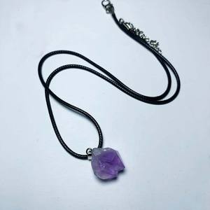 <span class=keywords><strong>Ciondolo</strong></span> in pietra grezza di <span class=keywords><strong>ametista</strong></span> <span class=keywords><strong>naturale</strong></span> alla moda, collana pendente con NM-0032 all'ingrosso - Product Image 1