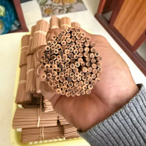 Incienso de Sándalo Premium Dai Binh Anti Estrés con Aromas Herbales Aromáticos, Paquete de 1 kg para Uso Religioso - Product Image 1