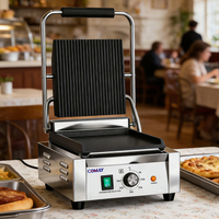 Grill plat commercial Comai avec plaques chauffantes supérieure et inférieure pour faire des paninis et des steaks.