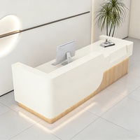 Bureau de réception moderne et luxueux, personnalisé, écologique, durable, avec dessus en marbre blanc brillant et courbé.