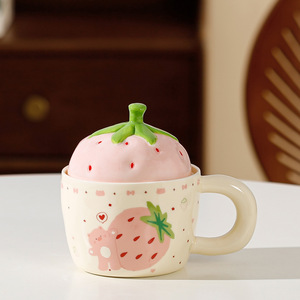 Tasse en céramique Cartoon Strawberry avec couvercle et bouchon de paille Cadeau lavable au micro-ondes et au lave-vaisselle pour les cadeaux - Product Image 3