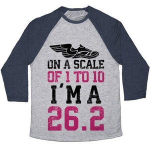 En una escala de 1 a 10, soy una camiseta de béisbol unisex de mezcla triple 26.2. - Product Image 5