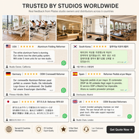 Reformer Pilates à rail fixe en bois d'érable vert sauge avec barre à ressorts réglable pour studios de bien-être inspirés de la nature