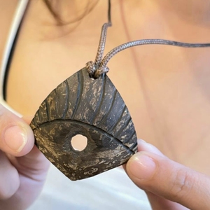 Colgante de cáscara de coco decorativo hecho a mano, joyería natural de último diseño étnico con accesorios de moda - Product Image 1