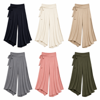 Pantalon large pour femme, longueur totale, à nouer, avec ourlet diagonal asymétrique. Fente latérale profonde, tissu fluide en mélange de modal.