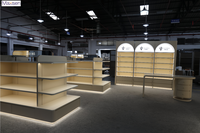 Conception d'intérieur complète pour magasin de cosmétiques sur mesure : mobilier, armoire murale LED, comptoir îlot, bureau de réception