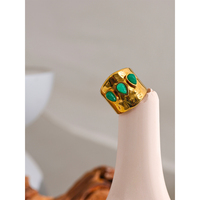 JINYOU 589 Grüner Naturstein Edelstahl 18k Vergoldeter Metall-Mode-Ring Charm Texturierter Wasserfester Schmuck für Frauen