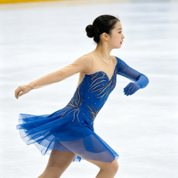Robe de patinage artistique bleu vif avec strass, maille asymétrique, manches longues et jupe fluide pour enfants et adultes, compétition et performance