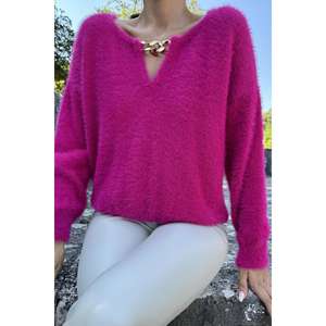 Suéter de Punto Fucsia para Mujer al por Mayor con Detalle de Cadena en el Cuello - Product Image 1