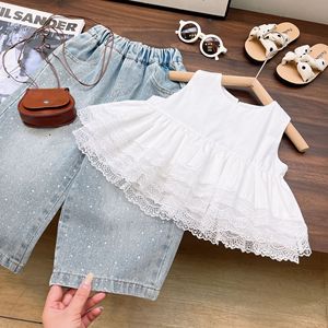 Completo due pezzi estivo 2026 per bambina: top coreano senza maniche a tinta unita e pantaloni in denim con strass - Product Image 1