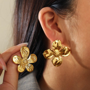 Boucles d'oreilles clous fleuris plaqué or 18 carats en alliage de zinc et acier inoxydable, design irrégulier, bijoux de mode - Product Image 4