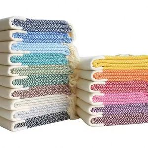 Serviette de plage en coton turc 100% bio, extra large, personnalisée, blanche, rayée avec des pompons - Product Image 1