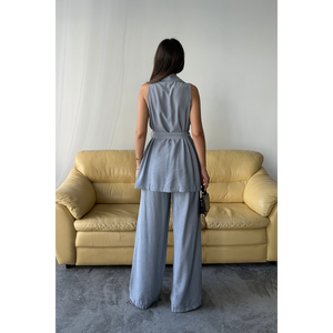 Ensemble de costume en tissu à motif fraises pour femmes, gilets et pantalons gris - Product Image 1