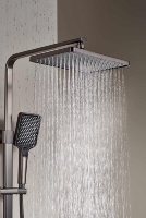 Ensemble de douche gris anthracite avec grande étagère de rangement, colonne de douche murale carrée avec douchette à effet pluie pour la rénovation de salles de bain d'hôtel