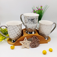 Mug à café en céramique avec motif et poignée différents, entièrement décoré de décalcomanies, 450 ml, design unique, mug à pied