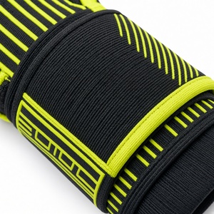 ถุงมือผู้รักษาประตูฟุตบอล Soccer Max สีดำ-เขียวมะนาว ปิดด้วยแถบตีนตุ๊กแก ผ้าสแปนเด็กซ์ ป้องกันนิ้วมือเต็มรูปแบบ ระบายอากาศได้ดี แข็งแรง - Product Image 3